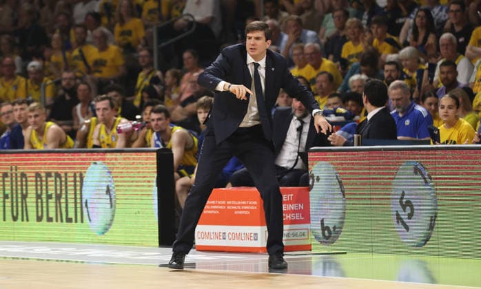 Trainer Pedro Calles gibt Anweisungen Einzelbild Freisteller Aktion Basketball BBL Bundesliga Herren Play Off Finale 4.Spiel Saison 2025 2026 19.06.2026 ALBA Berlin vs. Bayern München *** Coach Pedro Calles gives instructions; single-frame cutout; action; sports; basketball; BBL; Bundesliga; mens; playoff; Game 4 of the finals; 2025–2026 season; June 19, 2026; ALBA Berlin vs. Bayern Munich,detected_source_language