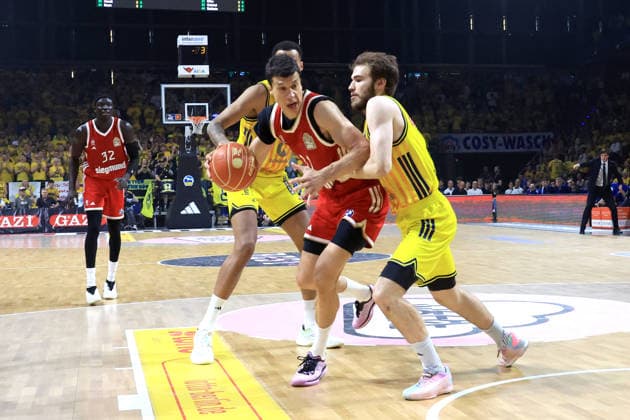 DEU, easyCredit BBL, ALBA vs. Bayern Muenchen, 19.06.2026, Max-Schmeling-Halle, Berlin, DEU, easyCredit BBL, ALBA vs. Bayern Muenchen, im Bild MALTE DELOW (ALBA Berlin 6), Norris Agbakoko (ALBA Berlin 17), Vladimir Lucic (FC Bayern Muenchen 11) *** DEU, easyCredit BBL, ALBA vs. Bayern Munich, June 19, 2026, Max Schmeling Halle, Berlin, Germany, easyCredit BBL, ALBA vs. Bayern Munich, pictured nordphotoxGmbHx xEngler nph00076