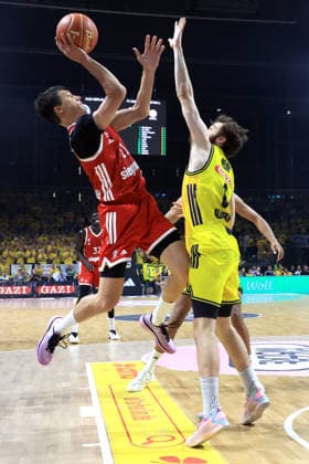 DEU, easyCredit BBL, ALBA vs. Bayern Muenchen, 19.06.2026, Max-Schmeling-Halle, Berlin, DEU, easyCredit BBL, ALBA vs. Bayern Muenchen, im Bild MALTE DELOW (ALBA Berlin 6), Vladimir Lucic (FC Bayern Muenchen 11) *** DEU, easyCredit BBL, ALBA vs. Bayern Munich, June 19, 2026, Max Schmeling Halle, Berlin, Germany, easyCredit BBL, ALBA vs. Bayern Munich, pictured nordphotoxGmbHx xEngler nph00076