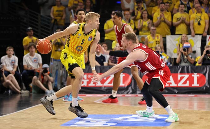 Sam Griesel am Ball, Andreas Obst Zweikampf Spielszene Aktion Basketball BBL Bundesliga Herren Play Off Finale 4.Spiel Saison 2025 2026 19.06.2026 ALBA Berlin vs. Bayern München *** Sam Griesel with the ball, Andreas Obst in a duel; game scene, action, sports, basketball, BBL, Bundesliga, mens playoffs, Game 4 of the finals, 2025–2026 season, June 19, 2026, ALBA Berlin vs. Bayern Munich,detected_source_language