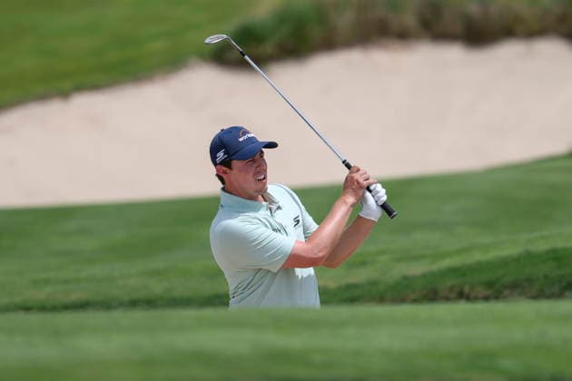 US Open Golf Championship - Round 2 Matt Fitzpatrick of England chips out of a sand trap during the second round of the 2026 US Open golf tournament at the Shinnecock Hills Golf Club in Southampton, New York, USA, 19 June 2026. SOUTHAMPTON NEW YORK UNITED STATES  Copyright: xSARAHxYENESELx