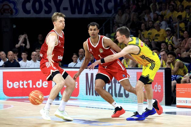 DEU, easyCredit BBL, ALBA vs. Bayern Muenchen, 19.06.2026, Max-Schmeling-Halle, Berlin, DEU, easyCredit BBL, ALBA vs. Bayern Muenchen, im Bild Martin Hermannsson (ALBA Berlin 15), Oscar da Silva (FC Bayern Muenchen 1), Justus Hollatz (FC Bayern Muenchen 21) *** DEU, easyCredit BBL, ALBA vs. Bayern Munich, June 19, 2026, Max Schmeling Halle, Berlin, Germany, easyCredit BBL, ALBA vs. Bayern Munich; pictured nordphotoxGmbHx xEngler nph00076