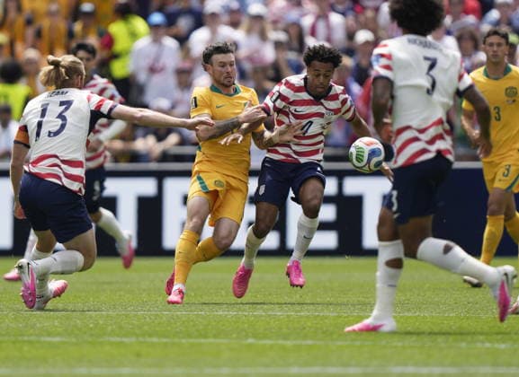 FIFA World Cup, WM, Weltmeisterschaft, Fussball 2026 - Group D - USA vs Australia Aiden O Neill of Australia (C-L) and Tyler Adams of USA (C-R) in action during the FIFA World Cup 2026 group stage match USA against Australia, in Seattle, USA, 19 June 2026. SEATTLE United States  Copyright: xSTEPHANxBRASHEARx