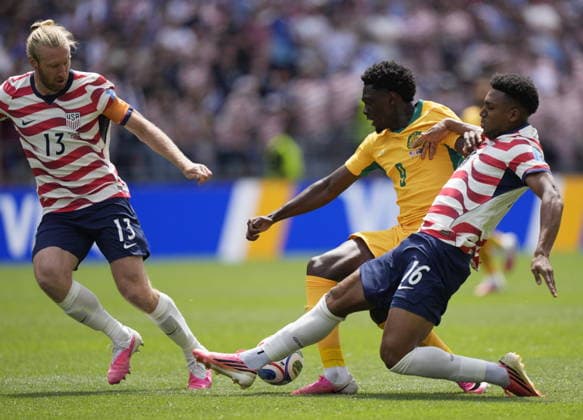 FIFA World Cup, WM, Weltmeisterschaft, Fussball 2026 - Group D - USA vs Australia Mohamed Toure of Australia (C) and Alex Freeman of USA (R) in action during the FIFA World Cup 2026 group stage match USA against Australia, in Seattle, USA, 19 June 2026. SEATTLE United States  Copyright: xSTEPHANxBRASHEARx
