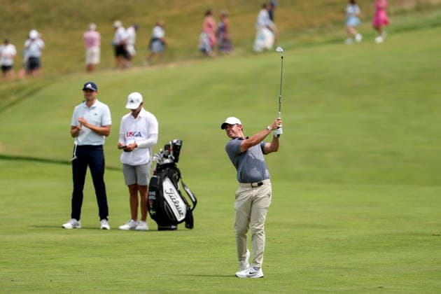 US Open Golf Championship - Round 2 Rory McIlroy (R) of Northern Ireland hits from the fairway during the second round of the 2026 US Open golf tournament at the Shinnecock Hills Golf Club in Southampton, New York, USA, 19 June 2026. SOUTHAMPTON NEW YORK UNITED STATES  Copyright: xSARAHxYENESELx