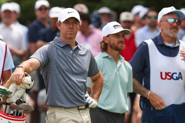 US Open Golf Championship - Round 2 Rory McIlroy (L) of Northern Ireland waits to tee off during the second round of the 2026 US Open golf tournament at the Shinnecock Hills Golf Club in Southampton, New York, USA, 19 June 2026. SOUTHAMPTON NEW YORK UNITED STATES  Copyright: xSARAHxYENESELx