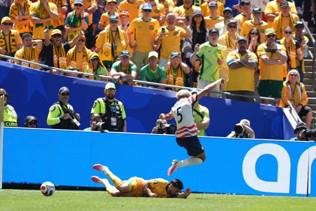 USA v Australia - FIFA World Cup, WM, Weltmeisterschaft, Fussball 2026 - Group D SEATTLE, USA - JUNE 19: Antonee Robinson (5) of USA in action against Jacob Italiano (4) of Australia during the 2026 FIFA World Cup First Stage Group D match between USA and Australia at Lumen Field (Seattle Stadium) in Seattle, Washington, United States on June 19, 2026. Ercin Erturk Anadolu Washington United States. Editorial use only. Please get in touch for any other usage.  Copyright: x2026xAnadoluxErcinxErturkx