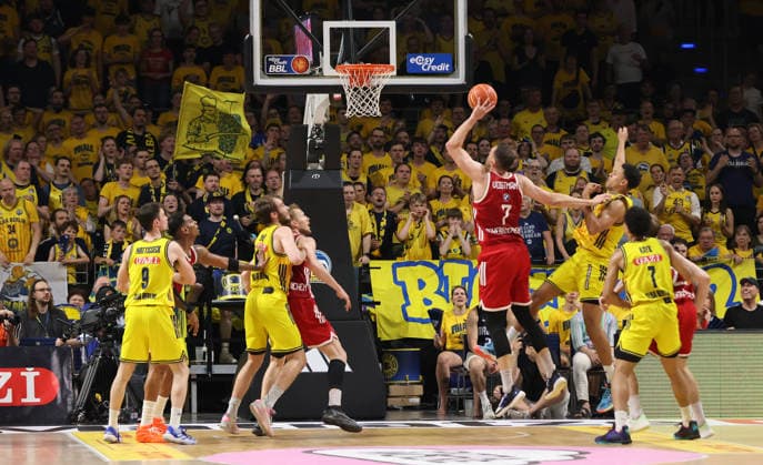 Johannes Voigtmann am Ball, Michael Rataj Zweikampf Spielszene Aktion Basketball BBL Bundesliga Herren Play Off Finale 4.Spiel Saison 2025 2026 19.06.2026 ALBA Berlin vs. Bayern München *** Johannes Voigtmann with the ball, Michael Rataj in a duel; game scene, action, sports, basketball, BBL, Bundesliga, mens playoffs, Game 4 of the finals, 2025–2026 season, June 19, 2026, ALBA Berlin vs. Bayern Munich,detected_source_language