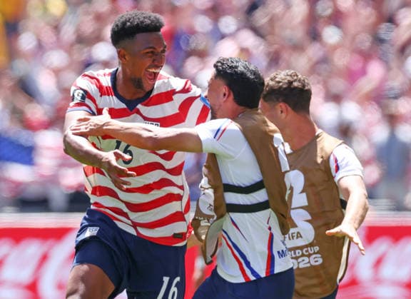 Alex Freeman of the United States (16) celebrates with teammates after scoring a goal against Australia in the first half during their FIFA World Cup, WM, Weltmeisterschaft, Fussball match at Lumen Field in Seattle, Washington, on Friday, June 19, 2026.  SEA20260619916 CHRISTIANxBRUNSKILL