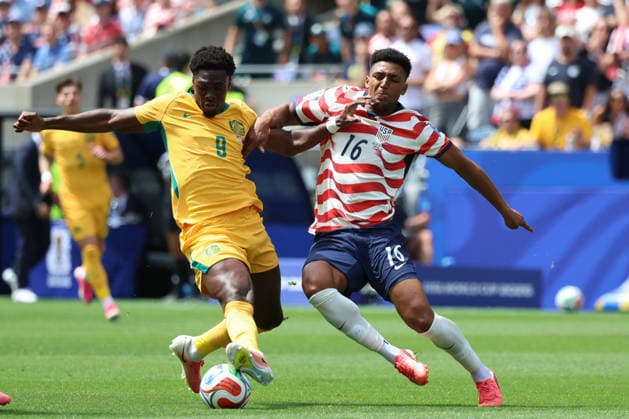 Alex Freeman (R) of the United States vies for the ball with Mohamed Toure of Australia in a Group D match of the 2026 FIFA World Cup, WM, Weltmeisterschaft, Fussball between the United States and Australia, at Lumen Field stadium in Seattle, United States 19 June 2026. FIFA WORLD CUP 2026: USA - Australia !ACHTUNG: NUR REDAKTIONELLE NUTZUNG!  Copyright: xKennethxFernándezx GR5213 20260619-55020651002_1