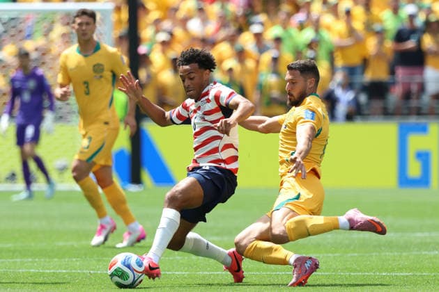 Tyler Adams (L) of the United States controls the ball in a Group D match of the 2026 FIFA World Cup, WM, Weltmeisterschaft, Fussball between the United States and Australia, at Lumen Field stadium in Seattle, United States 19 June 2026. FIFA WORLD CUP 2026: USA - Australia !ACHTUNG: NUR REDAKTIONELLE NUTZUNG!  Copyright: xKennethxFernándezx GR5222 20260619-55020651020_1