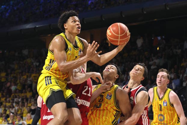 Jack Kayil with the ball drives to the basket; one-on-one; game action; sports; basketball; BBL; Bundesliga; mens; playoff; Game 4; 2025–2026 season; June 19, 2026; ALBA Berlin vs. Bayern Munich,detected_source_language