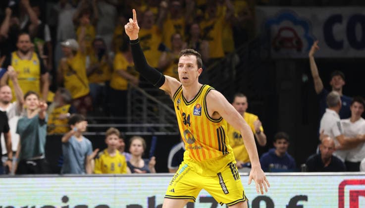 Justin Bean celebrates after a three-pointer