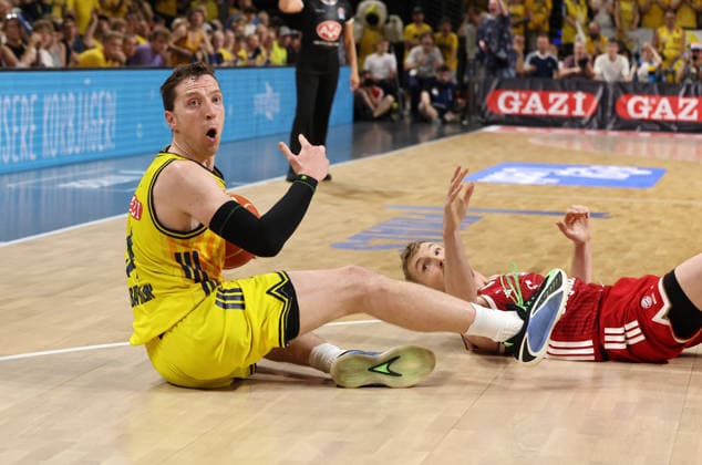 Justin Bean with the ball, Niels Giffey, Sports, Basketball, BBL, Bundesliga, Mens Playoff Final Game 4, 2025–2026 Season, June 19, 2026, ALBA Berlin vs. Bayern Munich,detected_source_language
