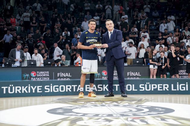 Fenerbahce Beko clinches 13th Basketball Super Lig title ISTANBUL, TURKIYE - JUNE 19: Wade Baldwin of Fenerbahce Beko poses with his Most Valuable Player (MVP) award after defeating Besiktas GAIN 77-75 to win the series 3-1 and claim the championship title during the Turkish Insurance Basketball Super Lig play-off final series fourth match at Sinan Erdem Sports Hall in Istanbul, Turkiye on June 19, 2026. Arife Karakum Anadolu Istanbul Turkey. Editorial use only. Please get in touch for any other usage.  Copyright: x2026xAnadoluxArifexKarakumx