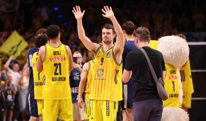 Jonas Mattisseck, ALBA team celebrates after the game