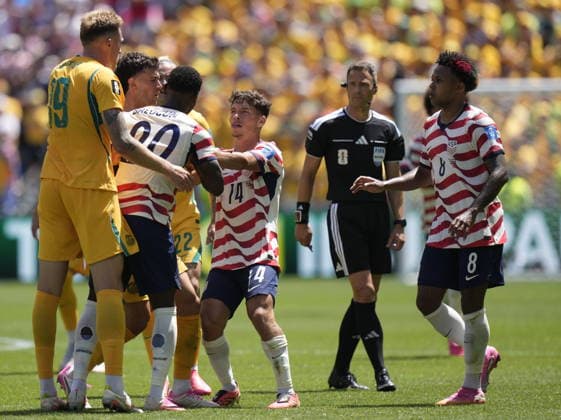FIFA World Cup, WM, Weltmeisterschaft, Fussball 2026 - Group D - USA vs Australia Harry Souttar of Australia (L) and Sebastian Berhalter of USA (C) scuffle during the FIFA World Cup 2026 group stage match USA against Australia, in Seattle, USA, 19 June 2026. SEATTLE United States  Copyright: xSTEPHANxBRASHEARx