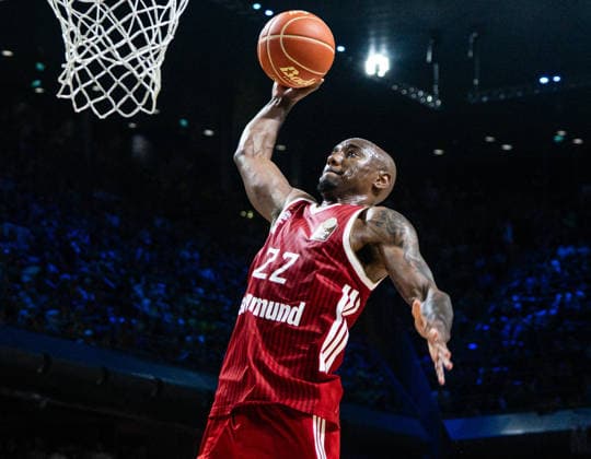 Isiaha Mike, Bayern Munich, 22, during a dunk on June 19, 2026, Alba Berlin vs. Bayern Munich, Basketball, BBL, Max Schmeling Halle, Berlin. BBL regulations prohibit any use of photographs as image sequences and or quasi-video.,detected_source_language Copyright: HMBxMedia xFinnxWeidmann