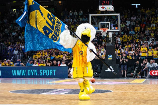 Alba Berlin mascot, June 19, 2026, Alba Berlin vs. Bayern Munich, basketball, BBL, Max Schmeling Halle, Berlin. BBL regulations prohibit any use of photographs as image sequences and or quasi-video.,detected_source_language Copyright: HMBxMedia xFinnxWeidmann