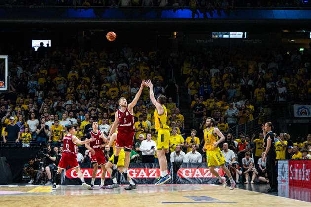 Justin Bean, Alba Berlin 34, and Niels Giffey, Bayern Munich, May 19, 2026, Alba Berlin vs. Bayern Munich, Basketball, BBL, Max Schmeling Halle, Berlin. BBL regulations prohibit any use of photographs as image sequences and or quasi-video.,detected_source_language Copyright: HMBxMedia xFinnxWeidmann