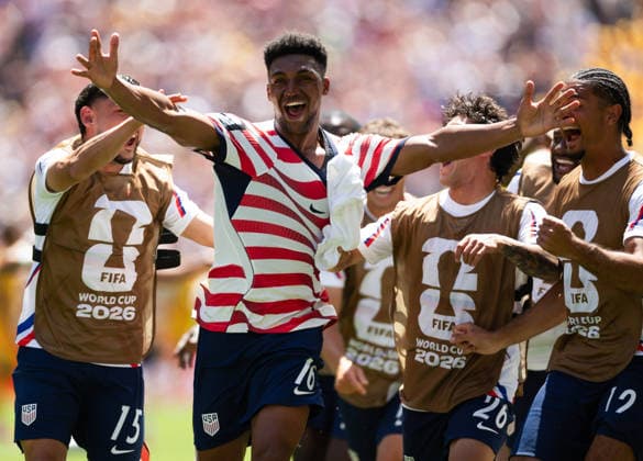SEATTLE, WASHINGTON - JUNE 19: Alex Freeman of United States celebrates with his team-mates after scores his teams second goal during the FIFA World Cup, WM, Weltmeisterschaft, Fussball 2026 Group D match between USA and Australia at Seattle Stadium on June 19, 2026 in Seattle, Washington.  Copyright: xMBxMediax