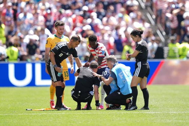 USA v Australia - FIFA World Cup, WM, Weltmeisterschaft, Fussball 2026 - Group D SEATTLE, USA - JUNE 19: Players help out the referee Felix Zwayer after his injury during the 2026 FIFA World Cup First Stage Group D match between USA and Australia at Lumen Field (Seattle Stadium) in Seattle, Washington, United States on June 19, 2026. Ercin Erturk Anadolu Washington United States. Editorial use only. Please get in touch for any other usage.  Copyright: x2026xAnadoluxErcinxErturkx