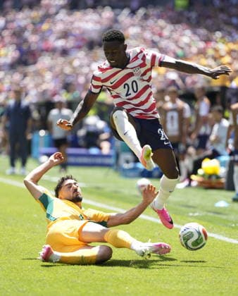 FIFA World Cup, WM, Weltmeisterschaft, Fussball 2026 - Group D - USA vs Australia Jacob Italiano of Australia (L) and Folarin Balogun of USA in action during the FIFA World Cup 2026 group stage match USA against Australia, in Seattle, USA, 19 June 2026. SEATTLE United States  Copyright: xSTEPHANxBRASHEARx