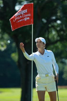 Meijer LPGA, Golf Damen Classic BELMONT, MICHIGAN - JUNE 19: Azahara Munoz of Spain tosses her ball to her caddie during the second round of the Meijer LPGA Classic for Simply Give golf tournament at Blythefield Country Club in Belmont, MI, USA Friday, June 19, 2026. Belmont Michigan United States  Copyright: xJorgexLemusx originalFilename:lemus-meijerlp260619_np4ok.jpg