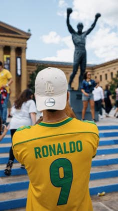 Brazil vs. Haiti FILADÃ LFIA, PN - 19.06.2026: BRAZIL VS. HAITI - Brazilian and Haitian fans celebrate on the steps of the Philadelphia Museum of Art, where the statue of the Rocky Balboa character is located, before the match between Brazil and Haiti for the second round of the group stage of the 2026 World Cup, held at Lincoln Financial Field in Philadelphia, United States. (Photo: Marcelo Machado de Melo Fotoarena) x2965130x  MarceloxMachadoxdexMelo