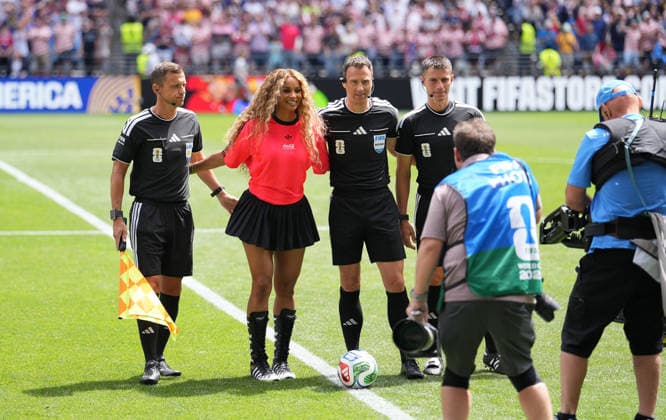 United States v Australia - FIFA World Cup, WM, Weltmeisterschaft, Fussball 2026 - Group D SEATTLE, UNITED STATES - JUNE 19: American singer Ciara takes the field to pose for photos with the referees during 2026 FIFA World Cup Group D match between United States and Australia at Lumen Field in Seattle, Washington, United States on June 19, 2026. Ercin Erturk Anadolu Washington United States. Editorial use only. Please get in touch for any other usage.  Copyright: x2026xAnadoluxErcinxErturkx