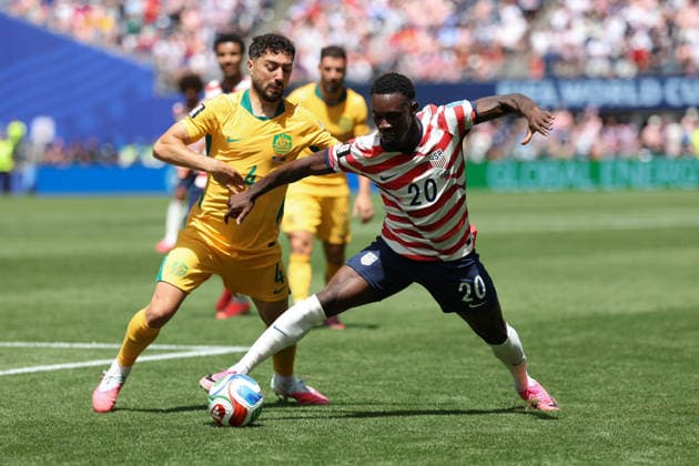 June 19, 2026, Seattle, Washington, USA: United States of America forward Folarin Balogun (20) fights Australia defender Jacob Italiano (4) for the ball in the first half of the game US national team, Nationalteam vs Australia National Team for the FIFA World Cup, WM, Weltmeisterschaft, Fussball match, at Seattle Stadium. Seattle USA - ZUMAl181 20260619_zsp_l181_043 Copyright: xMelissaxLevinx