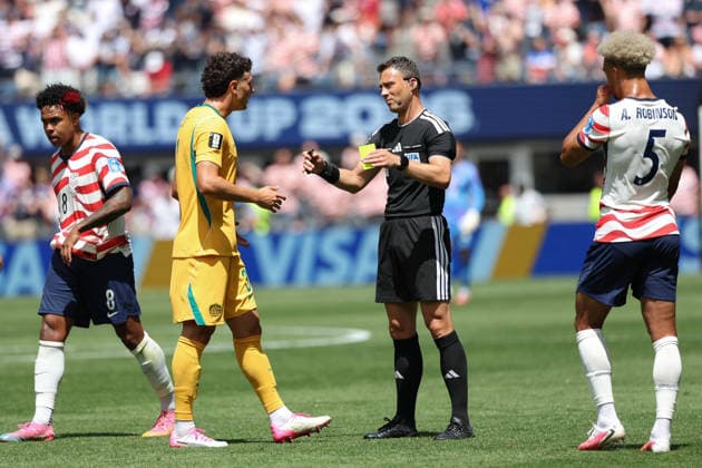 June 19, 2026, Seattle, Washington, USA: United States of America defender Antonee Robinson (5) and Australia defender Alessandro Circati (3) talk to the referee in the first half of the game US national team, Nationalteam vs Australia National Team for the FIFA World Cup, WM, Weltmeisterschaft, Fussball match, at Seattle Stadium. US National Team Vs Australia National Team  - ZUMAl181 20260619_zsp_l181_047 Copyright: xMelissaxLevinx