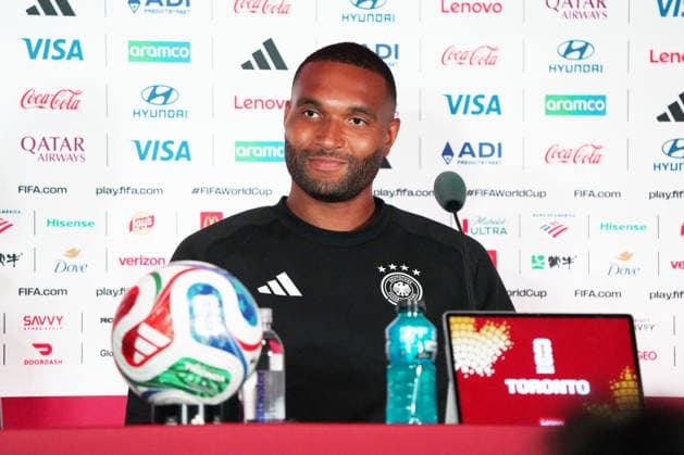 Fussball , Weltmeisterschaft 2026, FIFA WM 2026, Fussball World Cup , Canada USA, Mexico-2026, , Deutschland vs ElfenbeinKüste Germany vs Ivory Coast, Gruppenphase, Gruppen E , 19 .06.2026, Toronto Stadium Kanada, press conference, PK, Pressekonferenz Presse Konferenz , 1 Tag vor dem Spiel Deutschland vs Elfenbeinküste , one day before the Match Germany vs Ivory coast Jonathan Tah Deutschland Germany GER Foto Chai von der Laage FIFA regulations prohibit any use of photographs as image sequences and or quasi-video. EDITORIAL USE ONLY, *** Soccer, 2026 World Cup, FIFA World Cup 2026, Soccer World Cup, Canada, USA, Mexico 2026, Germany vs. Ivory Coast, Group Stage, Group E, June 19, 2026, Toronto Stadium, Canada, Press Conference, 1 day before the Germany vs. Ivory Coast match, one day before the match Germany vs. Ivory Coast, Jonathan Tah, Germany (GER), Photo