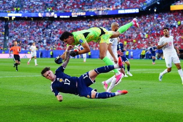 Ben Gannon-Doak of Scotland clashes with Yassine Bounou of Morocco Scotland v Morocco, 2026 FIFA World Cup, WM, Weltmeisterschaft, Fussball Group C, Football, Boston Stadium, Foxborough, Massachusetts, USA - 19 Jun 2026Foxborough Boston Stadium Massachusetts (MA) United States of America EDITORIAL USE ONLY No use with unauthorised audio, video, data, fixture lists, club league logos or live services. Online in-match use limited to 120 images, no video emulation. No use in betting, games or single club league player publications.  Copyright: xJavierxGarcia Shutterstockx 16928932di