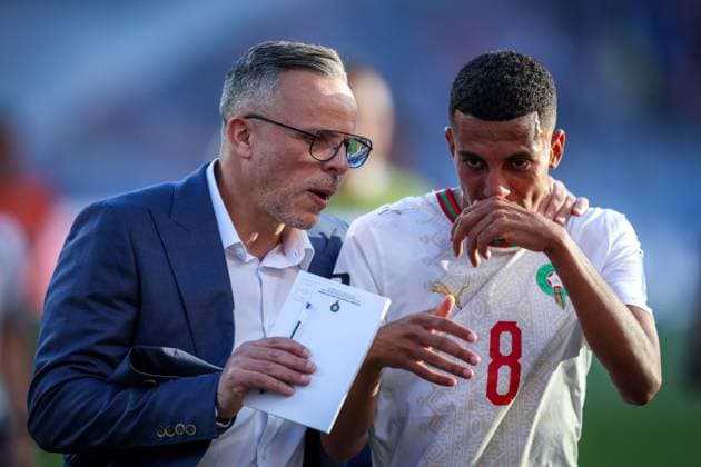 Scotland v. Morocco 19 June 2026 BOSTON Boston Stadium USA BOSTON, UNITED STATES JUNE 19, 2026: Morocco head coach Mohamed Ouahbi speaks with Morocco midfielder Azzedine Ounahi ( 8) during the FIFA World Cup, WM, Weltmeisterschaft, Fussball 2026 Group C match between Morocco and Scotland in Boston, United States, on June 19, 2026. Boston United States of America Copyright: x xAymanxArefxMohamedxSaadxElxDinx xJNAxPressx
