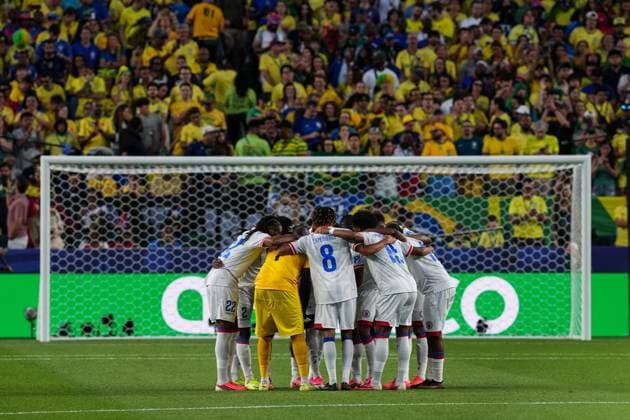 Haiti squad in a huddle ahead of kick off Brazil v Haiti, 2026 FIFA World Cup, WM, Weltmeisterschaft, Fussball Group C, Football, Philadelphia Stadium, Philadelphia, Pennsylvania, USA - 19 Jun 2026Philadelphia Philadelphia Stadium Pennsylvania (PA) United States of America  Copyright: xIsmaelxAdnan Shutterstockx 16936842bg