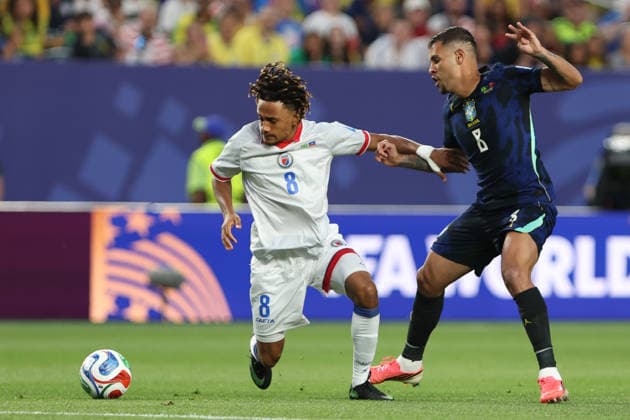 Bruno Guimaraes (R) of Brazil vies for the ball with Martin Experience of Haiti during the FIFA World Cup, WM, Weltmeisterschaft, Fussball 2026 group stage match Brazil against Haiti at the Lincoln Financial Field stadium in Philadelphia, United States, 19 June 2026. FIFA World Cup 2026 - Group C - Brazil vs Haití !ACHTUNG: NUR REDAKTIONELLE NUTZUNG!  Copyright: xDavidxTorox GR6067 20260620-55020652157_1