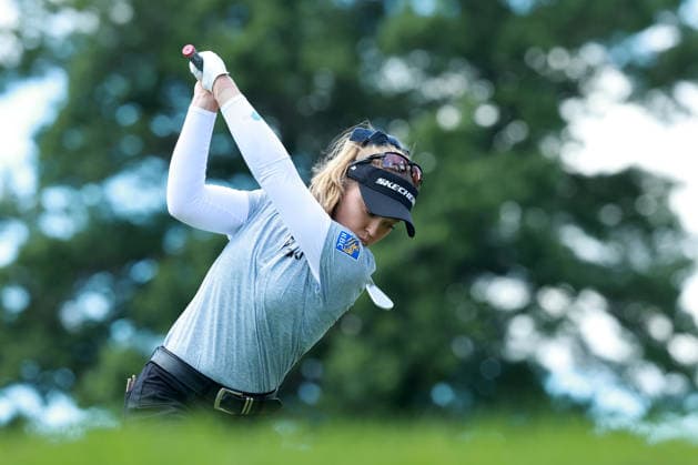 Meijer LPGA, Golf Damen Classic BELMONT, MICHIGAN - JUNE 19: Brooke Henderson of Canada plays her tee shot on the 5th hole during the second round of the Meijer LPGA Classic for Simply Give golf tournament at Blythefield Country Club in Belmont, MI, USA Friday, June 19, 2026. Belmont Michigan United States  Copyright: xJorgexLemusx originalFilename:lemus-meijerlp260619_npT0x.jpg
