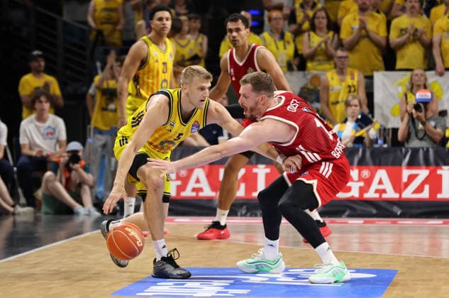 Sam Griesel with the ball, Andreas Obst in a duel; game scene, action, sports, basketball, BBL, Bundesliga, mens playoffs, Game 4 of the finals, 2025–2026 season, June 19, 2026, ALBA Berlin vs. Bayern Munich,detected_source_language