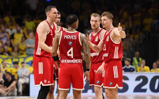 Johannes Voigtmann, Oscar da Silva, Xavier Rathan Mayes, Niels Giffey, Justus Hollatz, Bayern team holds a meeting; Sports; Basketball; BBL; Bundesliga; Mens Playoff Final Game 4; 2025–2026 season; June 19, 2026; ALBA Berlin vs. Bayern Munich,detected_source_language