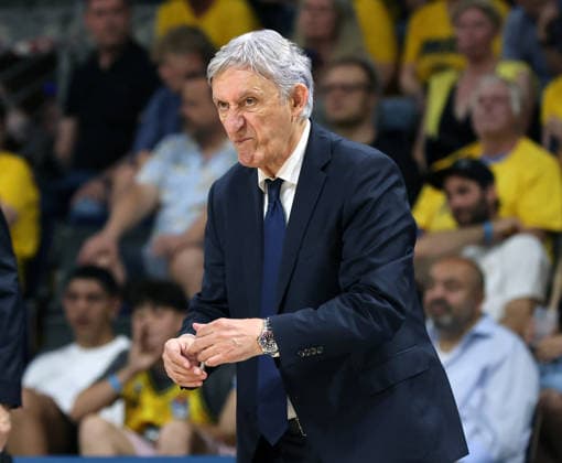Coach Svetislav Pesic, dissatisfied and disappointed; facial expression; disappointment; sports; basketball; BBL; Bundesliga; mens; playoff; Game 4 of the finals; 2025–2026 season; June 19, 2026; ALBA Berlin vs. Bayern Munich,detected_source_language