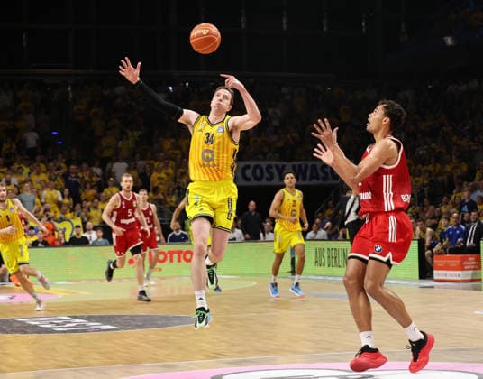 Justin Bean catches the ball ahead of Oscar da Silva; matchup; game highlight; action; sports; basketball; BBL; Bundesliga; mens; playoff; Game 4; 2025–2026 season; June 19, 2026; ALBA Berlin vs. Bayern Munich,detected_source_language