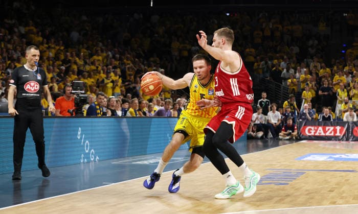 Martin Hermannsson with the ball, Andreas Obst in a duel; game scene, action, sports, basketball, BBL, Bundesliga, mens playoffs, Game 4 of the finals, 2025–2026 season, June 19, 2026, ALBA Berlin vs. Bayern Munich,detected_source_language