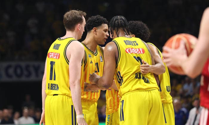 Moses Wood, Michael Rataj, J Wan Roberts, Jack Kayil, ALBA team discussing strategy; Upper-body exercise; Basketball; BBL; Bundesliga; Mens Playoffs; Final 4; Game 4; 2025–2026 season; June 19, 2026; ALBA Berlin vs. Bayern Munich,detected_source_language