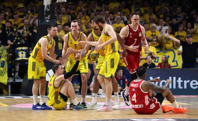 Martin Hermannsson, Justin Bean on the floor after a collision, Moses Wood, Norris Agbakoko, Malte Delow, Johannes Voigtmann, Xavier Rathan Mayes Sports Basketball BBL Bundesliga Mens Playoff Final Game 4, 2025–2026 Season, June 19, 2026, ALBA Berlin vs. Bayern Munich,detected_source_language