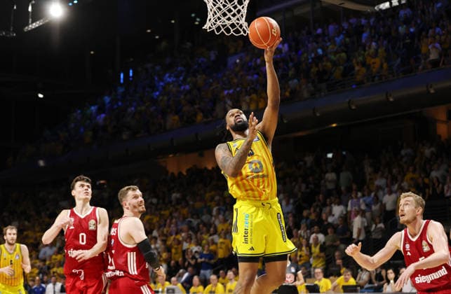 J Wan Roberts drives to the basket with the ball; behind him are Nenad Dimitrijevic, Andreas Obst, and Niels Giffey. Head-to-head matchup, game action, sports, basketball, BBL, Bundesliga, mens playoffs, Game 4 of the finals, 2025–2026 season, June 19, 2026, ALBA Berlin vs. Bayern Munich,detected_source_language