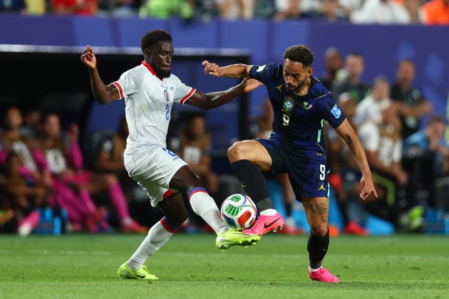 Philadelphia, USA, 19th June 2026. Carlens Arcus of Haiti and Matheus Cunha of Brazil challenge for the ball during the Brazil vs Haiti FIFA World Cup, WM, Weltmeisterschaft, Fussball match at Lincoln Financial Field, Philadelphia. Picture credit should read: Paul Terry Sportimage EDITORIAL USE ONLY. No use with unauthorised audio, video, data, fixture lists, club league logos or live services. Online in-match use limited to 120 images, no video emulation. No use in betting, games or single club league player publications. SPI_056_PT_Brazil_Haiti SPI-4846-0056