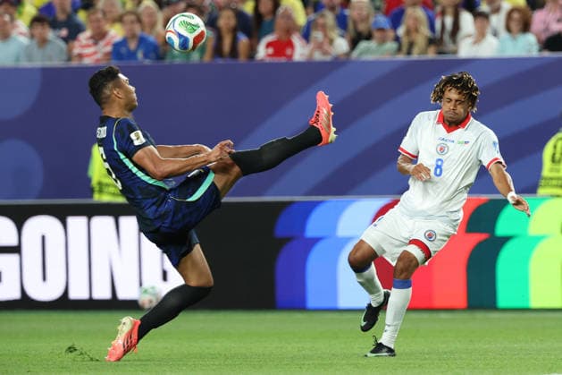 Casemiro (L) of Brazil vies for the ball with Martin Experience of Haiti during the FIFA World Cup, WM, Weltmeisterschaft, Fussball 2026 group stage C soccer match between Brazil and Haiti at Lincoln Financial Field stadium in Philadelphia, USA, 19 June 2026. FIFA World Cup 2026 - Group C - Brazil vs Haiti !ACHTUNG: NUR REDAKTIONELLE NUTZUNG!  Copyright: xSebastiaoxMoreirax GR6122 20260620-55020652342_1