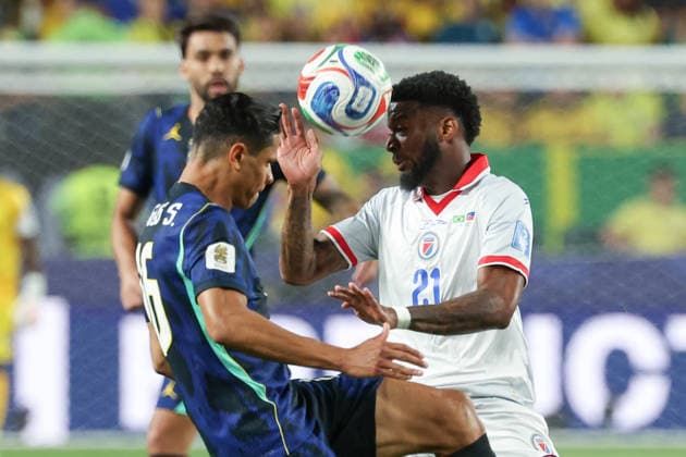 Douglas Santos (L) of Brazil vies for the ball with Josue Casimir of Haiti during the FIFA World Cup, WM, Weltmeisterschaft, Fussball 2026 group stage C soccer match between Brazil and Haiti at Lincoln Financial Field stadium in Philadelphia, USA, 19 June 2026. FIFA World Cup 2026 - Group C - Brazil vs Haiti !ACHTUNG: NUR REDAKTIONELLE NUTZUNG!  Copyright: xSebastiaoxMoreirax GR6096 20260620-55020652350_1