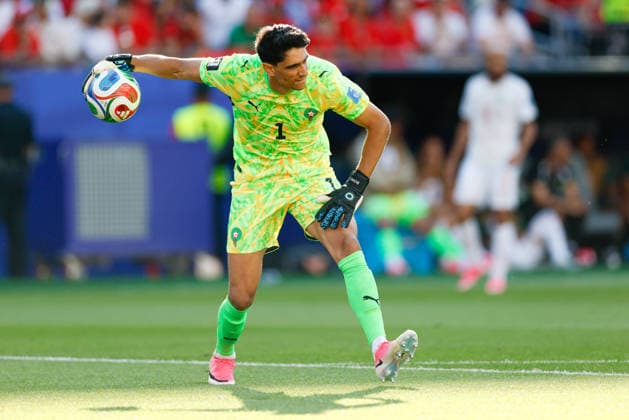 June 19, 2026; Foxborough, Massachusetts, USA; Morocco goalkeeper Yassine Bounou (1) distributes the ball during a FIFA World Cup, WM, Weltmeisterschaft, Fussball 2026 Group C match between Scotland and Morocco at Boston Stadium. (c) CSM FIFA World Cup 2026: Scotland Vs Morocco JUN 19  - ZUMAc04_ 20260619_zma_c04_062 Copyright: xBurtxGranofskyx